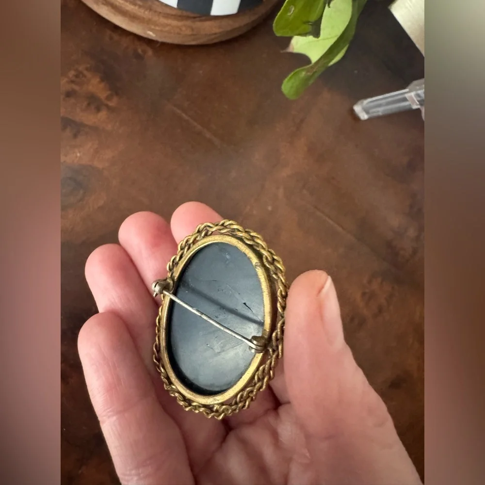 Vintage cameo brooch - Picture 7 of 7